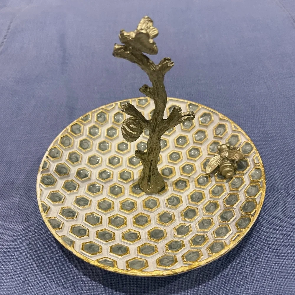 Honeycomb Plate Ring Holder with Bee & Hive - Picture 9 of 14